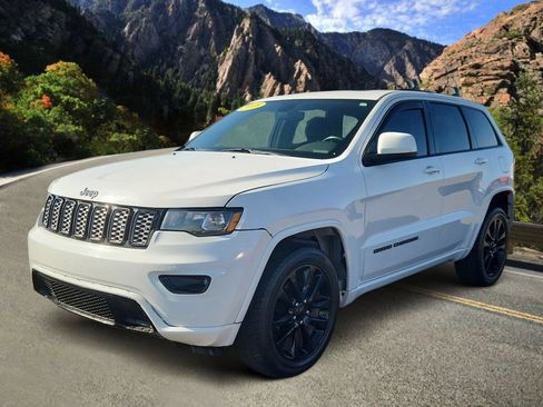 Used 2019 Jeep Grand Cherokee Altitude AWD/4WD image 5