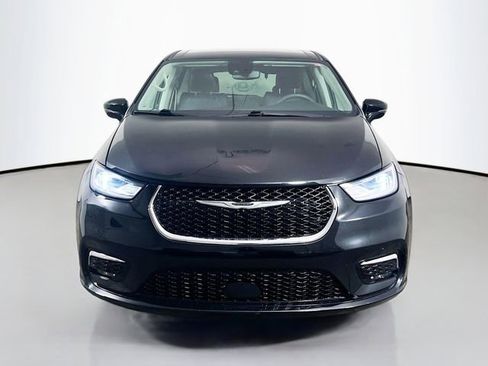 Used 2024 Chrysler Pacifica Touring-L image 2