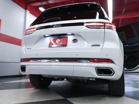 Used 2023 Jeep Grand Cherokee Overland w/ Luxury Tech Group IV AWD/4WD image 32