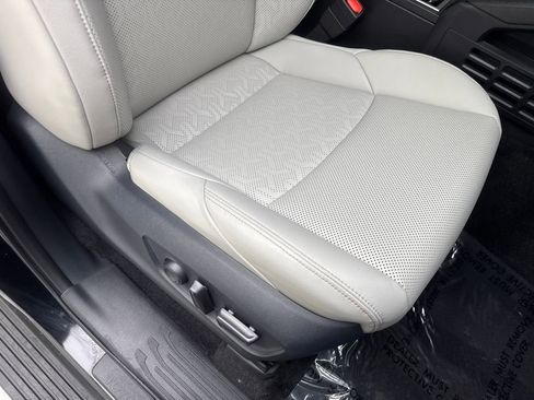 Used 2025 Toyota Tacoma Limited AWD/4WD image 46