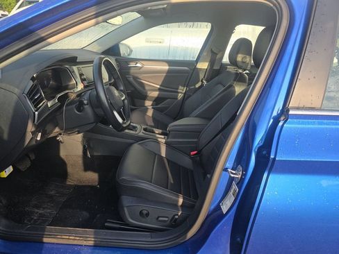 Used 2024 Volkswagen Jetta SE FWD image 3