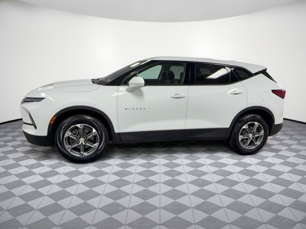 Used 2025 Chevrolet Blazer LT FWD image 2