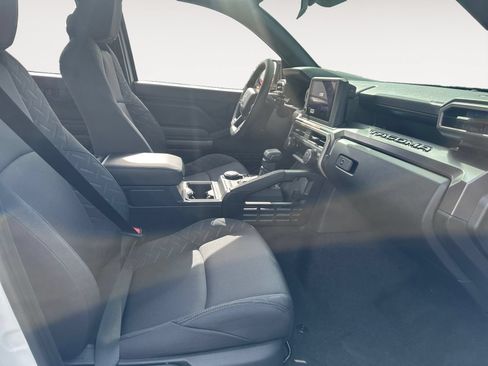 Certified 2025 Toyota Tacoma SR5 AWD/4WD image 15
