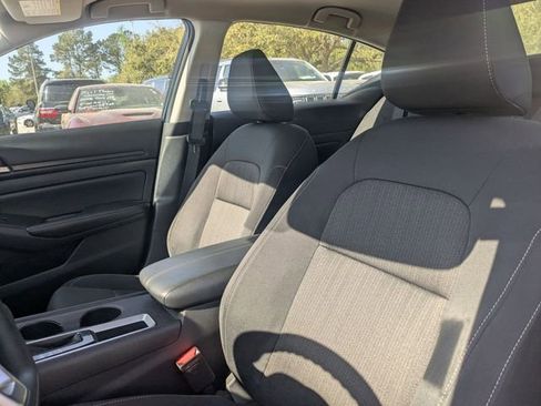 Used 2025 Nissan Altima 2.5 SV image 14