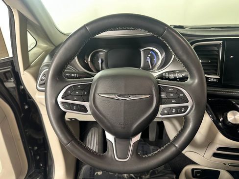 Used 2023 Chrysler Pacifica Touring-L FWD image 25
