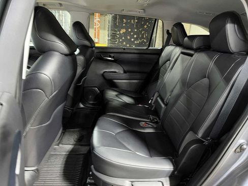 Used 2023 Toyota Highlander XLE AWD/4WD image 17