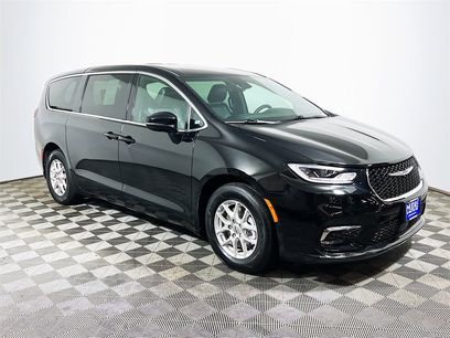 Used 2025 Chrysler Pacifica Select