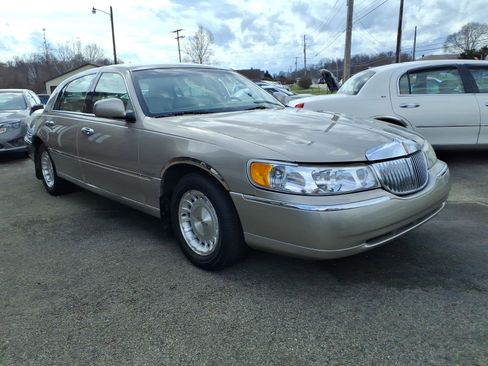 Used 1999 Lincoln Town Car Executive image 1
