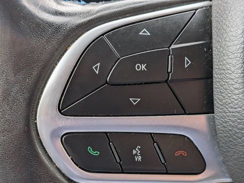 Used 2021 Chrysler Pacifica Touring-L w/ Uconnect Theater Family Group FWD image 9