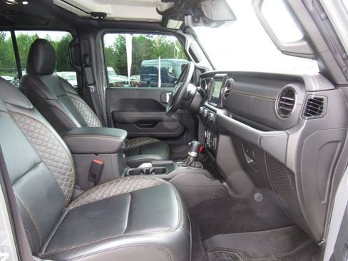 Used 2022 Jeep Wrangler Unlimited Sahara AWD/4WD image 19