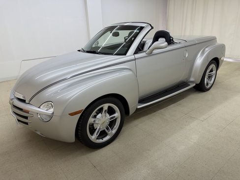 Used 2004 Chevrolet SSR w/ Preferred Equipment Group image 12