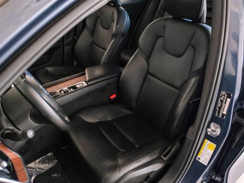 Used 2021 Volvo S60 T5 Momentum image 3