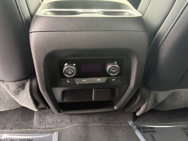 Used 2024 Chevrolet Traverse RS AWD/4WD image 17