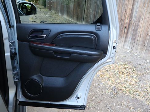 Used 2011 Cadillac Escalade AWD image 27