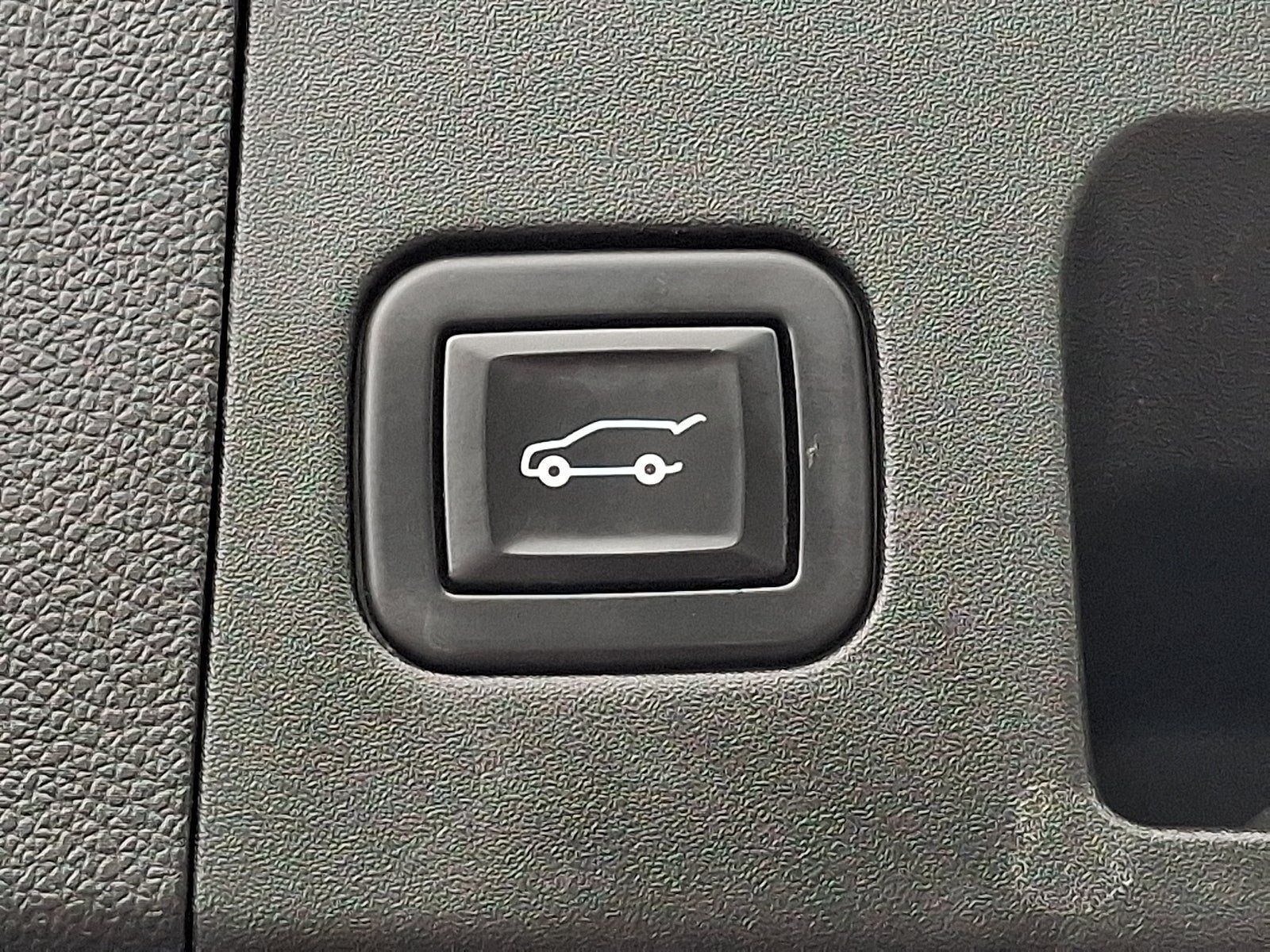 Used 2021 Cadillac XT4 Luxury w/ Cold Weather Package FWD image 29