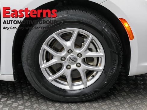 Used 2023 Chrysler Pacifica Touring-L image 31