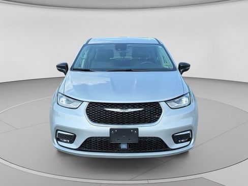 Used 2024 Chrysler Pacifica Touring-L FWD image 8