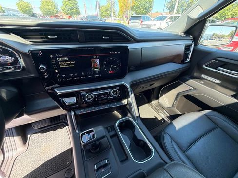 Used 2025 GMC Sierra 1500 Denali AWD/4WD image 17