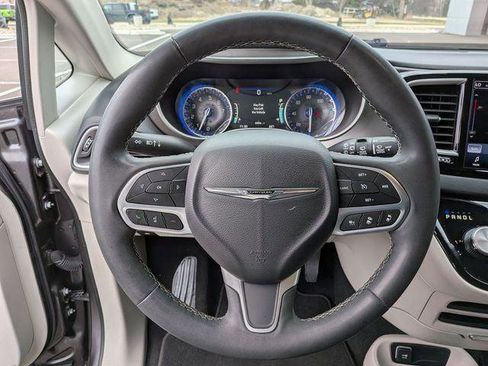 Certified 2023 Chrysler Pacifica Touring-L FWD image 17