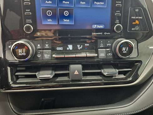 Used 2022 Toyota Highlander XLE image 28