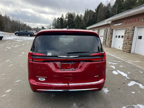 New 2026 Chrysler Pacifica Select image 6