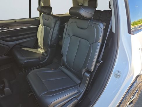 Used 2023 Jeep Grand Cherokee L Limited w/ Luxury Tech Group II AWD/4WD image 13