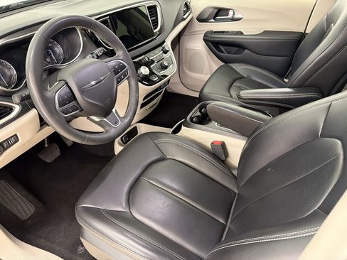 Used 2023 Chrysler Pacifica Touring-L FWD image 26