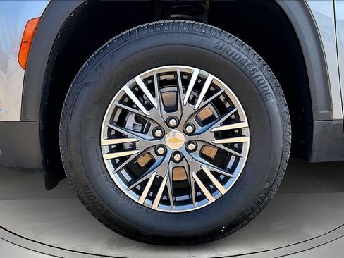 Used 2025 Chevrolet Traverse LT image 34