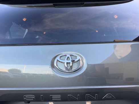 Used 2014 Toyota Sienna XLE w/ XLE Premium Package FWD image 24