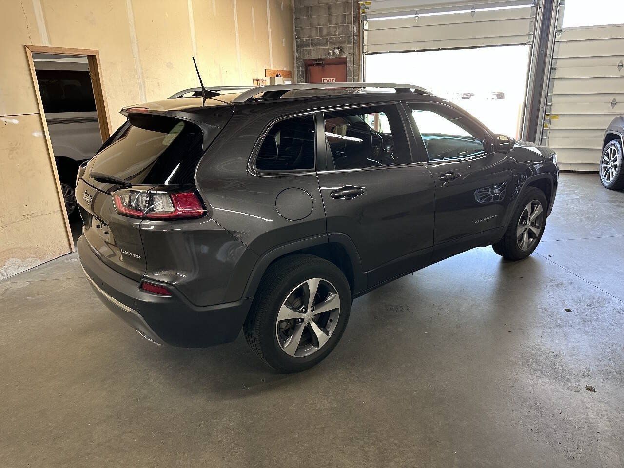 Used 2020 Jeep Cherokee Limited AWD/4WD image 3