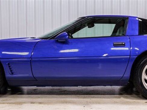 Used 1995 Chevrolet Corvette Coupe RWD image 2