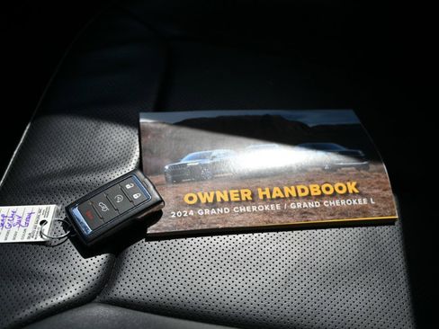 Used 2024 Jeep Grand Cherokee L Limited w/ Luxury Tech Group II image 34