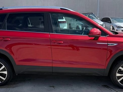 Used 2023 Volkswagen Taos SE FWD image 5