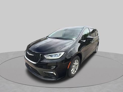 Used 2024 Chrysler Pacifica Touring-L FWD image 7