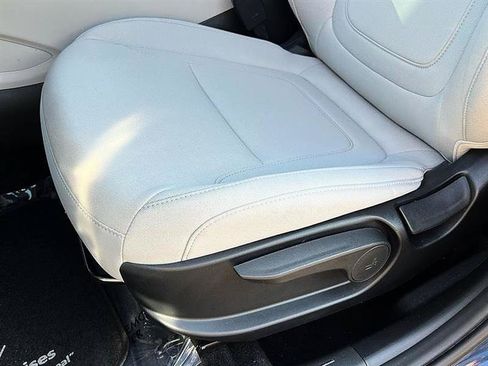 Used 2025 Hyundai Tucson SE FWD image 14