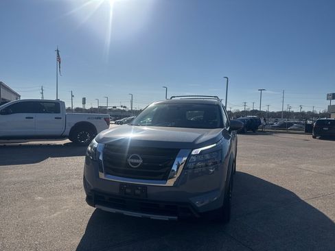 Certified 2025 Nissan Pathfinder Platinum image 5