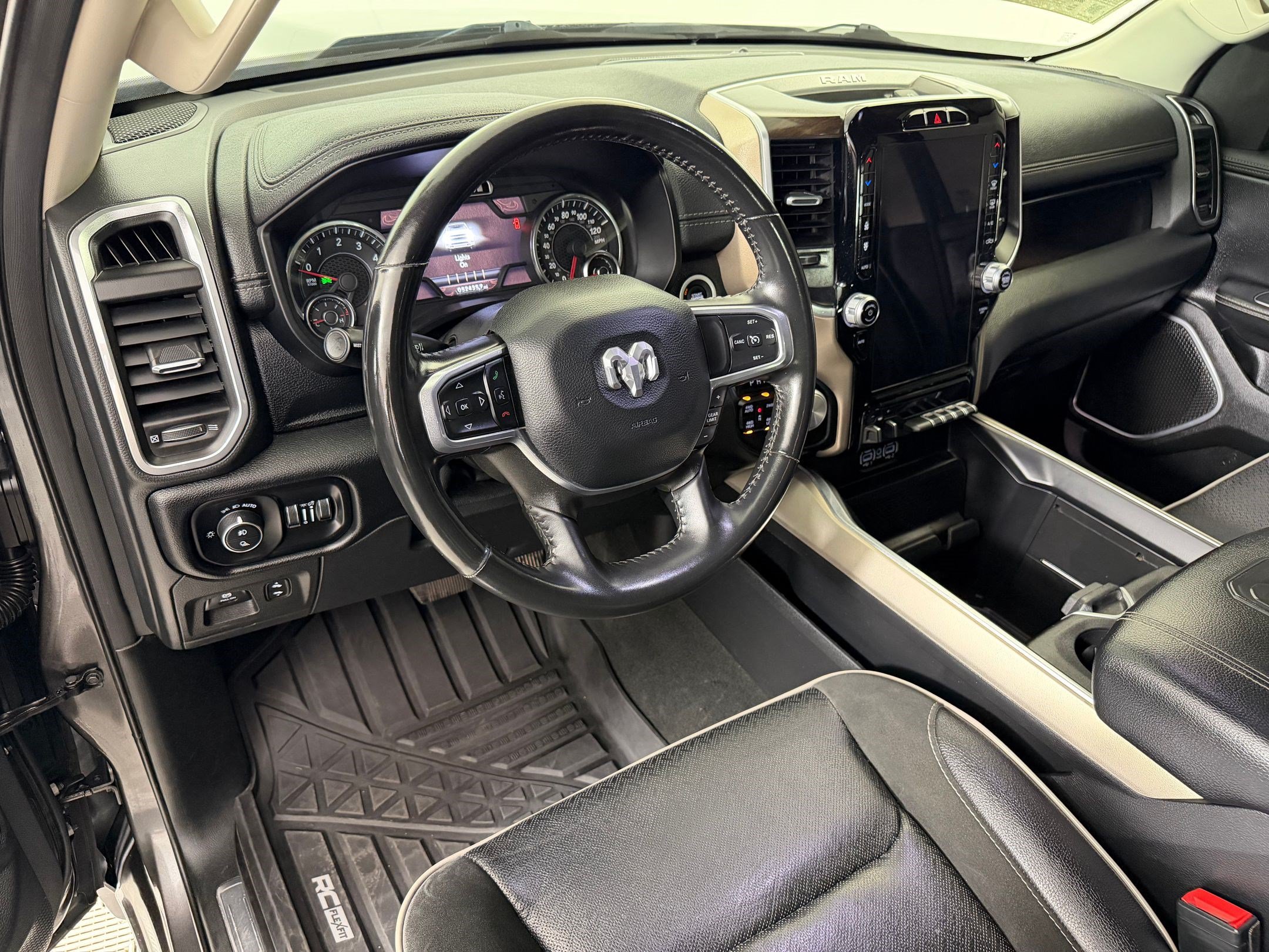 Used 2022 RAM 1500 Laramie AWD/4WD image 4