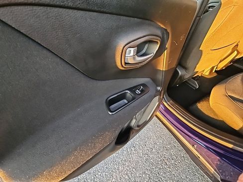 Used 2017 Jeep Renegade Latitude image 34