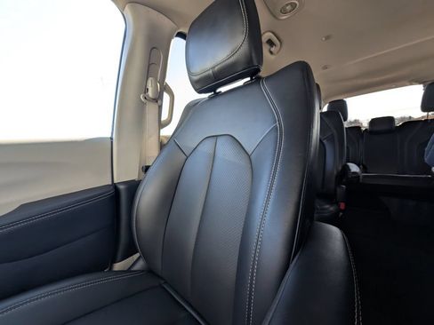 Used 2024 Chrysler Pacifica Touring-L FWD image 15
