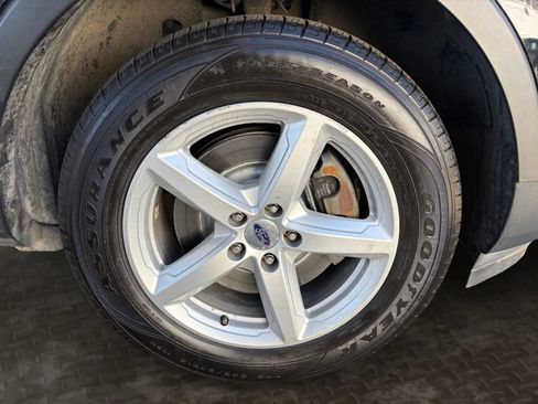 Used 2017 Ford Explorer XLT AWD/4WD image 40