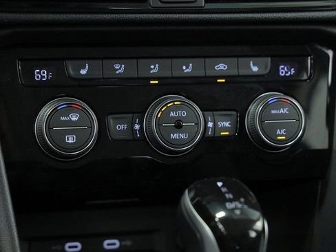 New 2024 Volkswagen Taos SE image 20