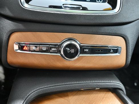 Used 2021 Volvo XC90 T6 Momentum w/ Protection Package Premier AWD/4WD image 18
