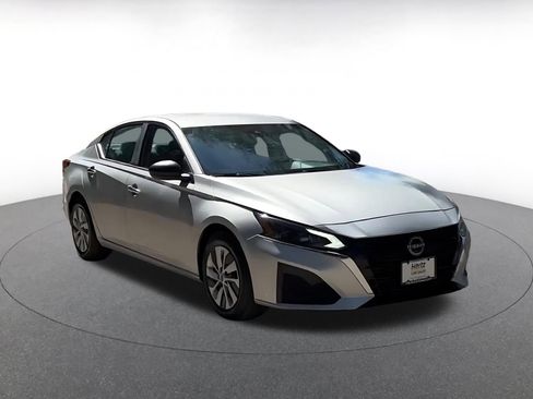 Used 2024 Nissan Altima 2.5 S FWD image 3