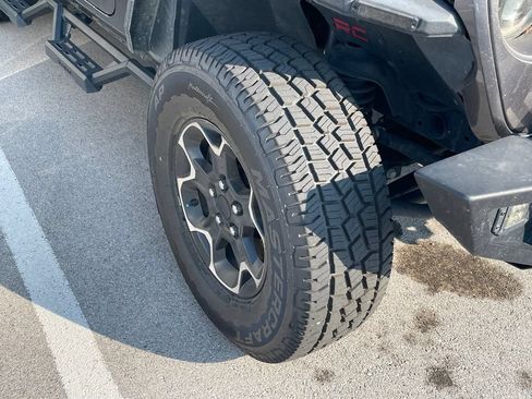 Used 2023 Jeep Wrangler Unlimited Rubicon w/ Cold Weather Group AWD/4WD image 7