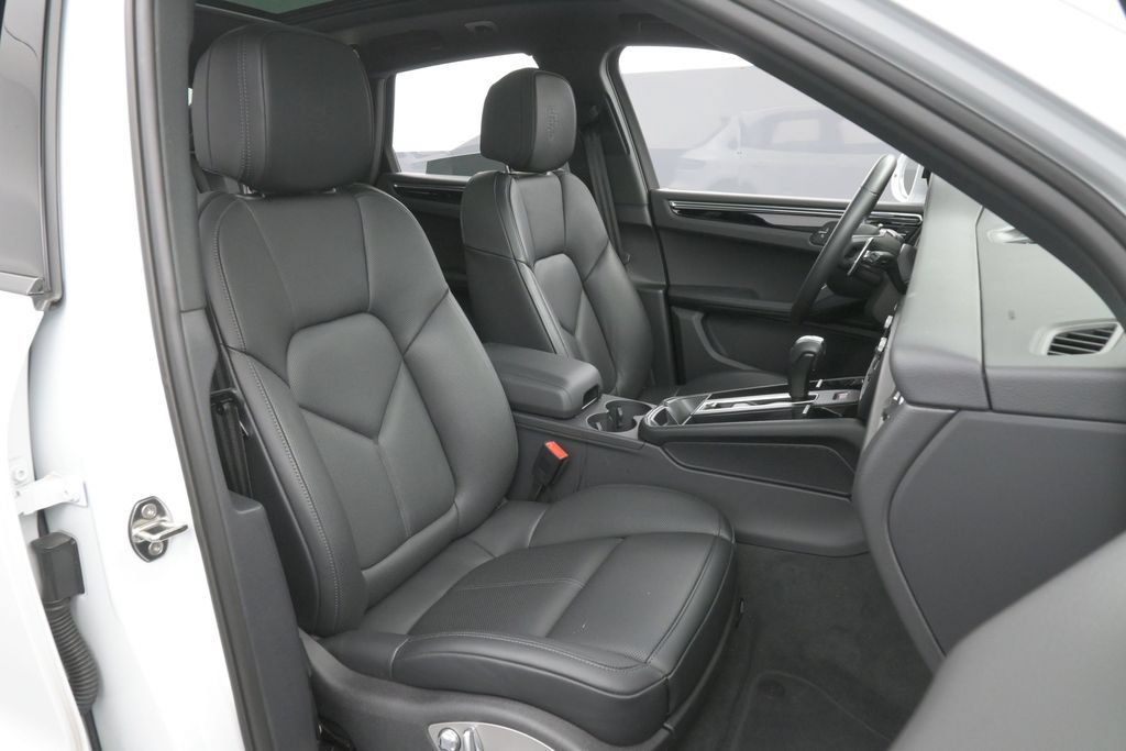 Certified 2026 Porsche Macan AWD/4WD image 29