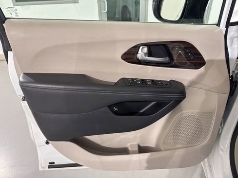 Used 2023 Chrysler Pacifica Limited FWD image 20