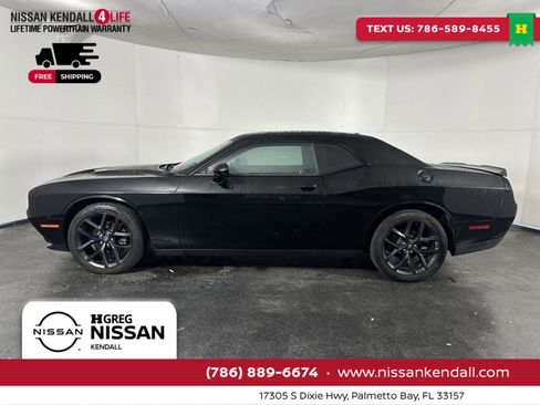 Used 2020 Dodge Challenger SXT w/ Blacktop Package image 7