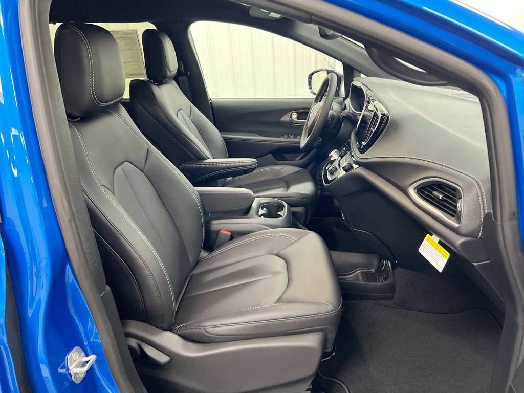 New 2026 Chrysler Pacifica Select AWD/4WD image 21