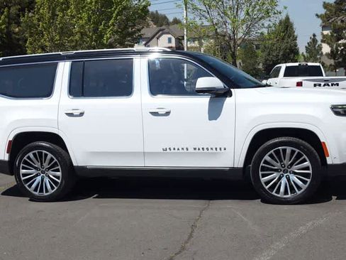 Used 2022 Jeep Grand Wagoneer Series III w/ Rear Seat Video Group 1 AWD/4WD image 2