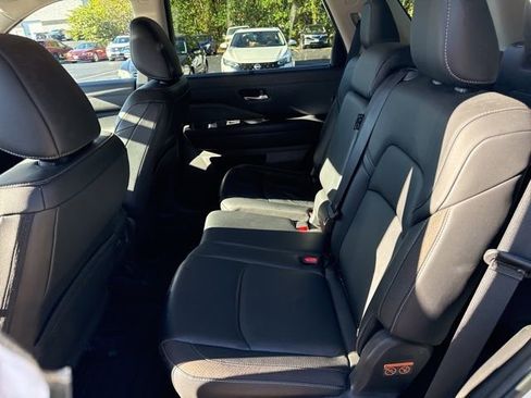 Used 2024 Nissan Pathfinder SL image 15